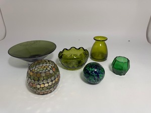lot 21 image: Lot of Green Glass Items