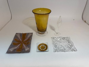 lot 25 image: Vintage Glass Items