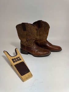 lot 46 image: Mens Ariat Boots 8EE & Boot Puller