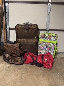 lot 7 image: Lot of (4) Suit Cases