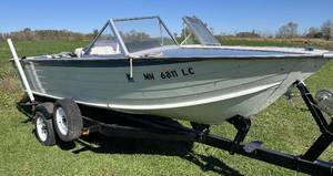 lot 9 image: 1976 StarCraft 18 Runabout with 120hp Mercruiser and roller trailer.  Fish and ski package with closed bow.