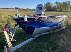 lot 14 image: 1989 Sylvan 15 Side Console with trailer.  NO motor.  Great project boat.