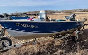 lot 6 image: 1987 Crestliner 16 side console with Force 40hp 2 stroke.  Motor has not ran in 10 years.  Good project boat.  Selling as is.