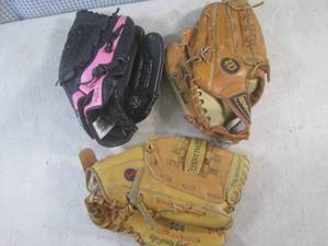 lot 126 image: (CSB) 3 Baseball Gloves - Wilson T...