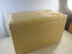 lot 132 image: (EW6) Vintage Mid Century Vinyl Pad...