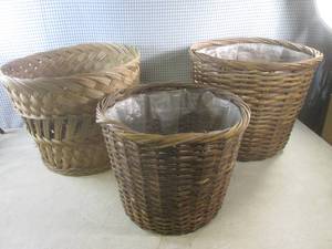 lot 200 image: (EW6) 3 Woven Planters  2 - 16 Wi...