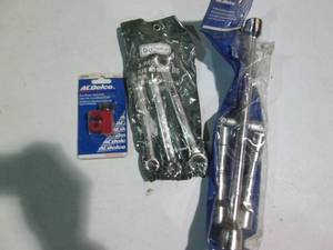 lot 20 image: 14in Metric Folding LUG wrench, 3pc...
