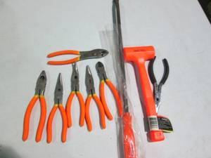 lot 39 image: 24in pry bar, 1lb dead blow mallet ...