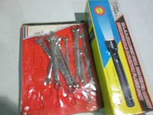 lot 55 image: 12 LEDHalogen rechargeable flashli...