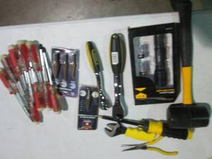 lot 78 image: 800 lumen Cree LED flashlight, inte...