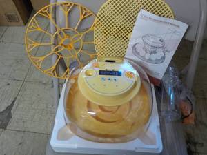 lot 75 image: 12 Egg Incubator...