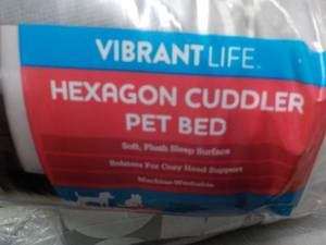 lot 58 image: Vibrant Life Hexagon Cuddler Pet Be...