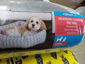 lot 59 image: Vibrant Life Hexagon Cuddler Pet Be...