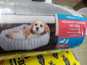 lot 60 image: Vibrant Life Hexagon Cuddler Pet Be...
