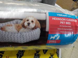 lot 61 image: Vibrant Life Hexagon Cuddler Pet Be...