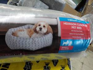 lot 62 image: Vibrant Life Hexagon Cuddler Pet Be...