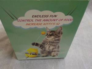 lot 87 image: Lucky Kitty Food Dispenser Ball...