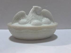 lot 10 image: Vintage Flaccus Glass Co. The American Hen Eagle on Nest
