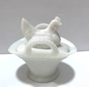 lot 23 image: Vintage Westmoreland Hen on Basket