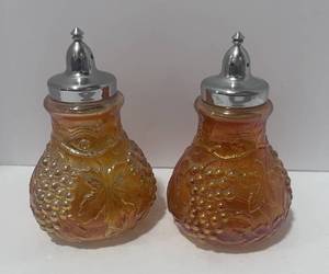 lot 25 image: Pair of Vintage Imperial Glass Carnival Marigold Salt and Pepper Shaker