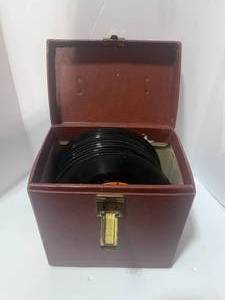 lot 16 image: Vintage Record Storage Box with 45s