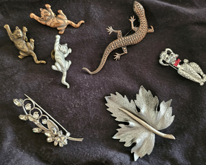 lot 56 image: 7 Vintage Fashion Brooches