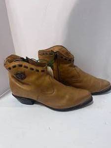 lot 62 image: Soft Leather Capezio Ankle Boots 9 12