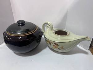 lot 72 image: Vintage Bean Pot and Hall Jewel Teapot (no lid)