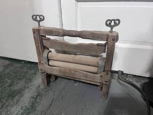 lot 118 image: Antique Wooden Washing Machine Wringer