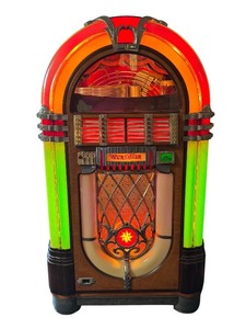 lot 1 image: BD - Wurlitzer Model 1015 Multi-Selector Jukebox with Illuminated Cabinet
