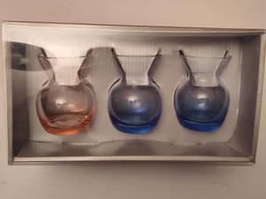 lot 20 image: Crate & Barrel Set of Six Pansy Bud Vases - New in Box