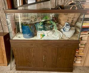 lot 5 image: Large Fish Tank and Stand