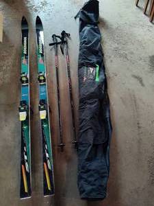 lot 12 image: Rossignol Slalom Series Skis