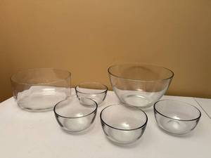 lot 55 image: Glass Salad Bowl Set
