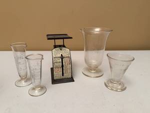 lot 75 image: Set of Four Vintage Apothecary Beakers and Scale