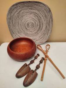 lot 92 image: Misc Decor Pieces