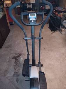 lot 94 image: Momentum 620 Elliptical Machine