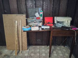 lot 103 image: Vintage Sewing Machine & Asst Accessories