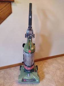lot 120 image: Hoover WindTunnel Vacuum