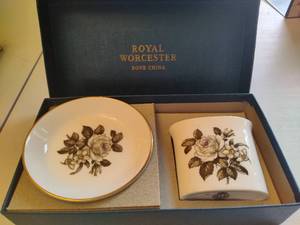lot 122 image: Royal Worcester Bone China Toothpick Holder & Small Plate