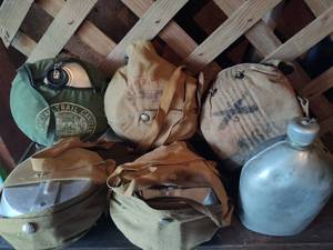 lot 125 image: Lot of Canteens wCases