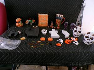 lot 54 image: Lot of 19 tabletop Decorations for Halloween