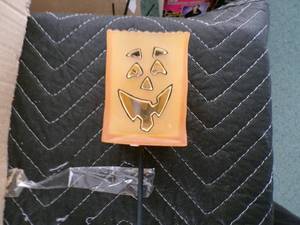 lot 55 image: Set of 6 Pumpkin Tealight Walkway Markers.