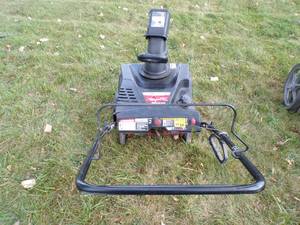 lot 3 image: Yard Machine Snow Blower