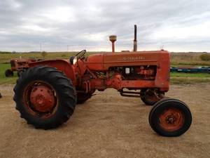 lot 17 image: 1960s Allis Chalmers Tractor D-17