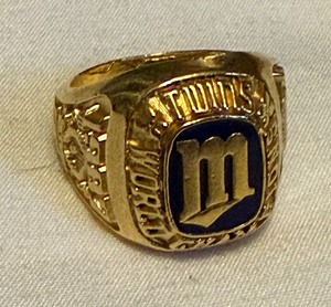 lot 118A image: Minnesota Twins 1987 World Series Champions Replica Ring