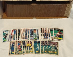 lot 139A image: 750 1983 Topps Football Vintage Card Lot