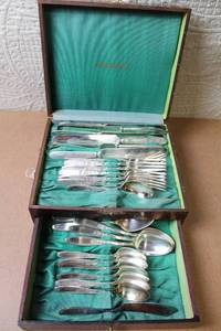 lot 147 image: Wm. Rogers Mfg. Co. Silverplate Flatware Set with Wooden Chest