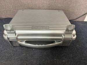 lot 1 image: Latching Silver Briefcase