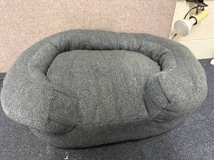 lot 16 image: Gray Dog Bed